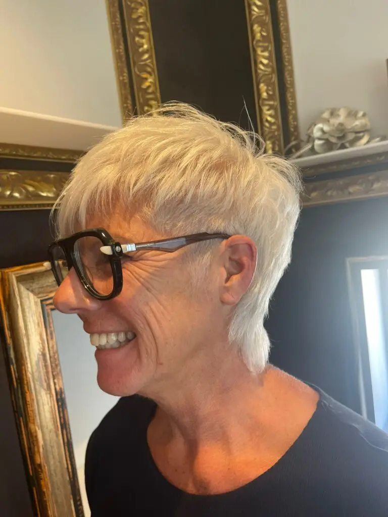 Elegant kort kapsel voor dames met zachte textuur en natuurlijke uitstraling, geknipt bij Kapsalon Steff in Bertem.