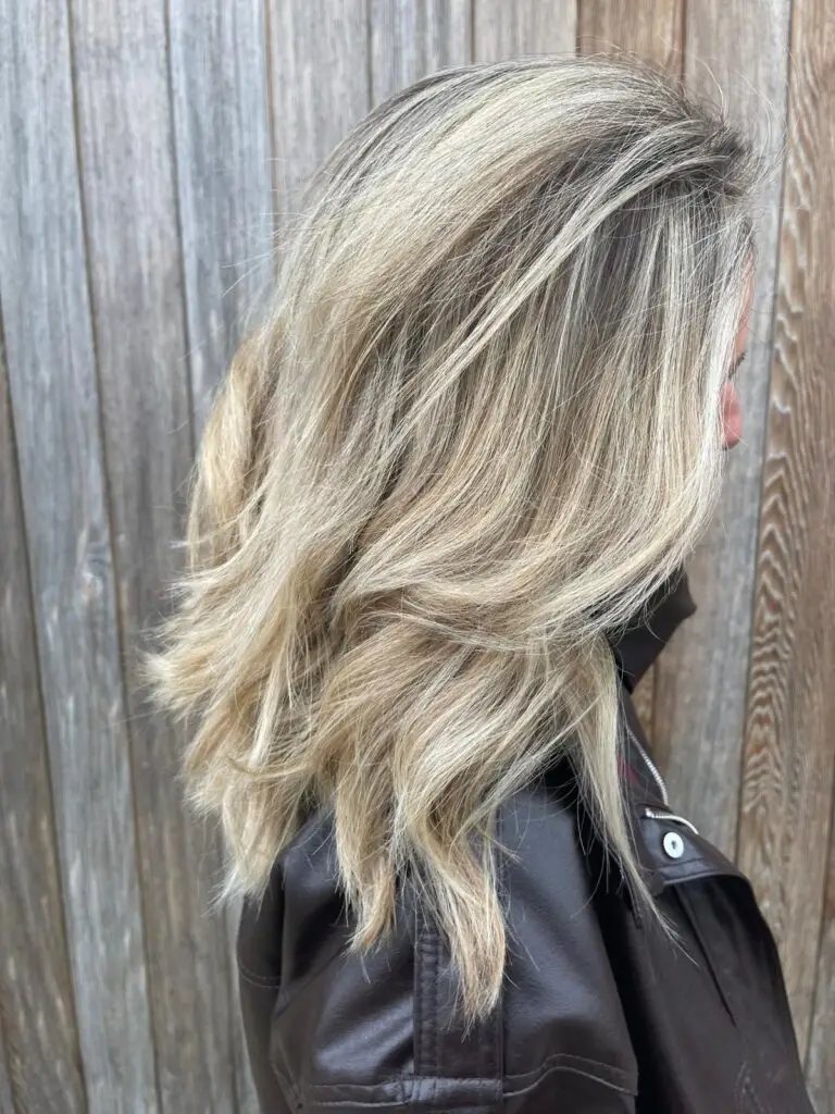 Blond balayage op middellang haar - Kapsalon Steff Bertem