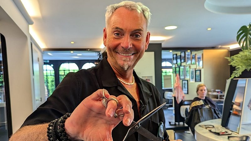 Kapper Steff aan het werk in zijn salon in Bertem