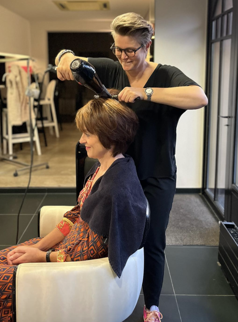 Kapster die haar aan het brushen is