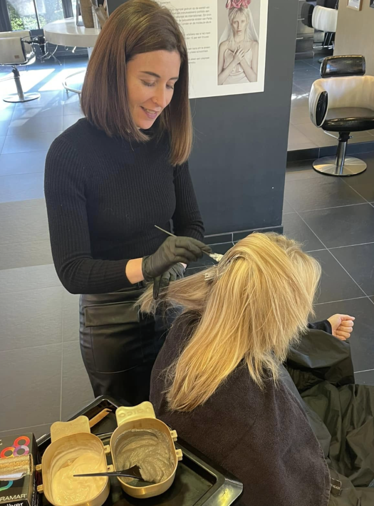 Kapster dat haar aan het kleuren is