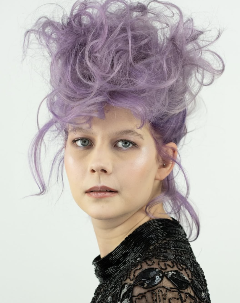 vrouw met opgestoken paars haar