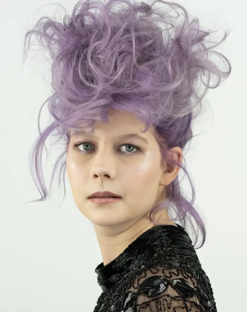 vrouw met opgestoken paars haar